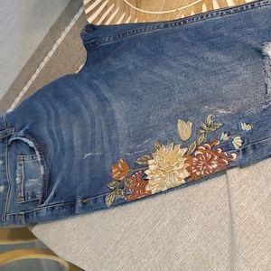 Zara ripped jeans, cropped, embroidered with flowers. SIZE 34